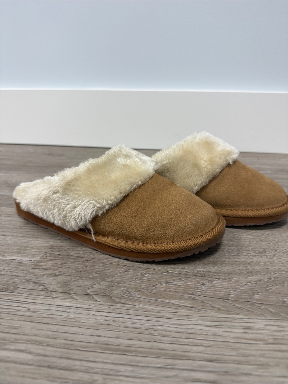 Minnetonka Tan Faux-Suede Slide Slippers with Cream Faux-Fur Trim - 8M